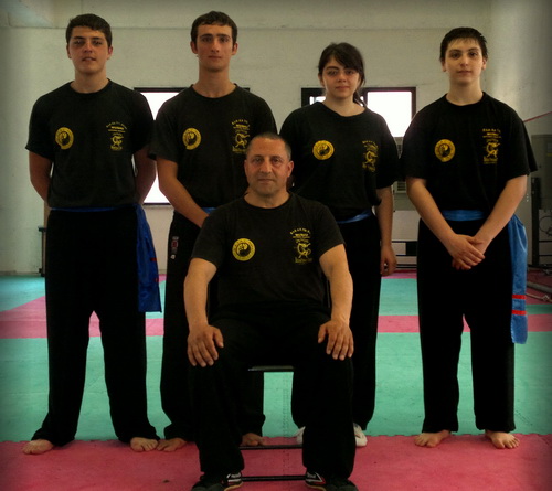 Il Maestro Giuliano con gli allievi dopo l'esame Il Maestro Giuliano con gli allievi dopo l'esame